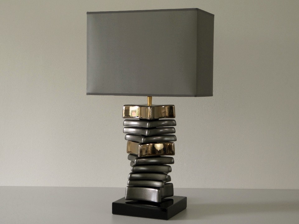 Model CAREA z kolekcji ENVY to jedna z najbardziej popularnych lamp stołowych