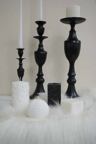 Kolekcja wyjątkowo eleganckich czarnych metalowych świeczników