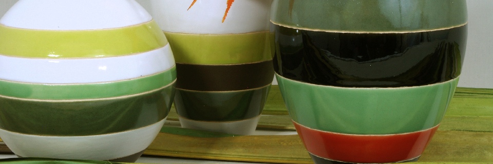 Kolekcja wazonów ceramicznych w poziome pasy