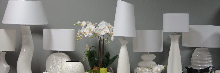 Lampy stołowe i lampki nocne - biała kolekcja. Zdjęcie przedstawia naszą targową ekspozycję w Ostródzie 