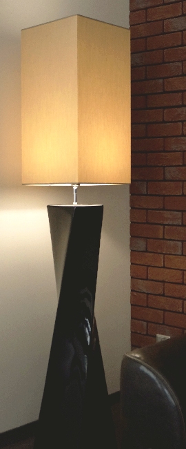 Wysoka czarno złota lampa podłogowa TWISS z ceramicznym korpusem