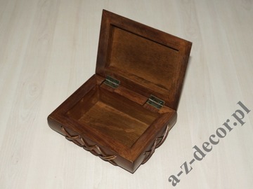 Wooden decorated box 17cm [AZ00520]