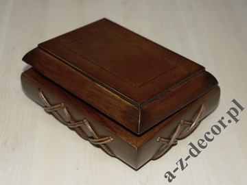 Wooden decorated box 17cm [AZ00520]