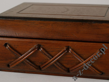 Wooden decorated box 17cm [AZ00520]