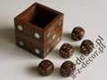 Pudełko drewniane 6x6x6cm z kośćmi [AZ01571]
